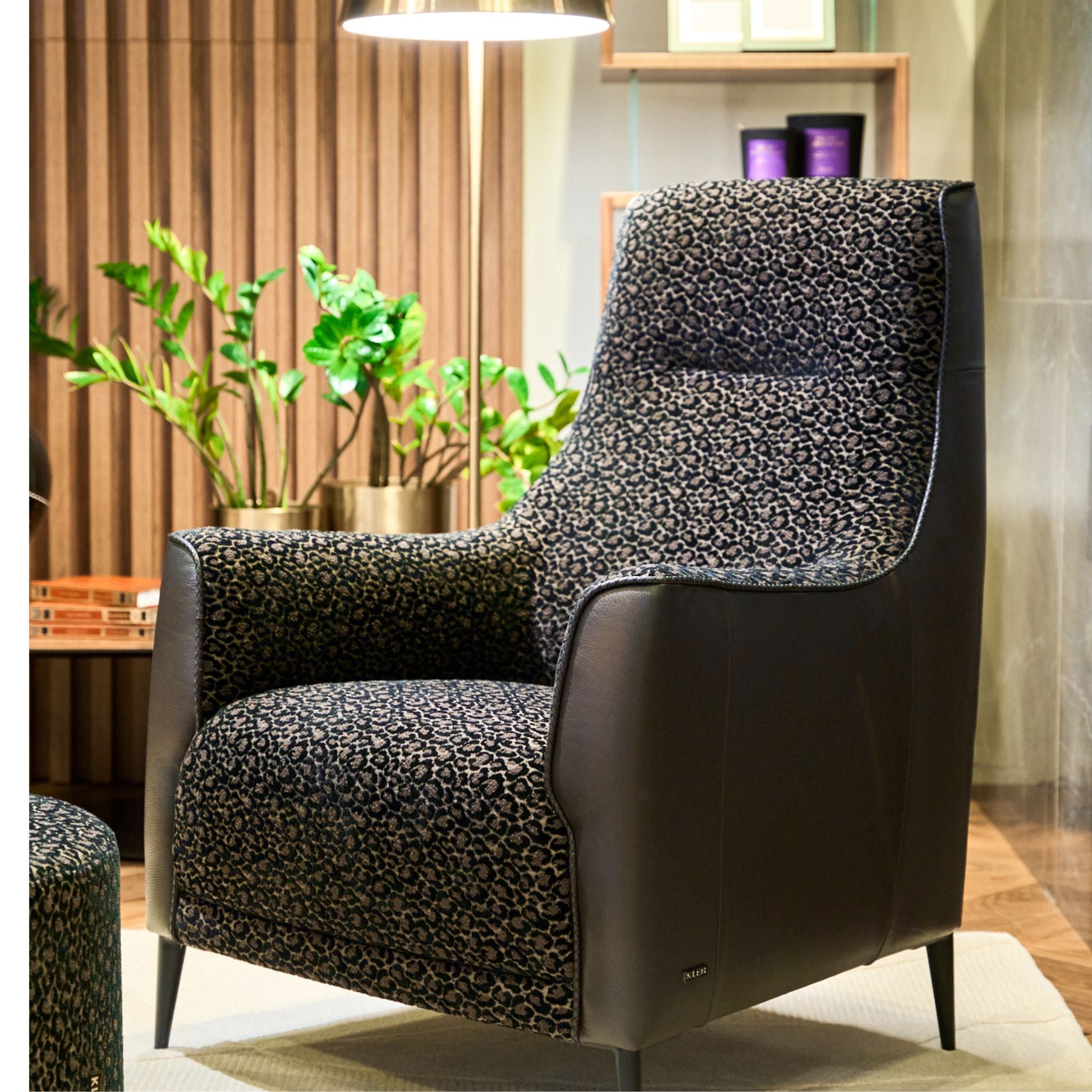 Kler Alto – designer lounge chair with decorative piping