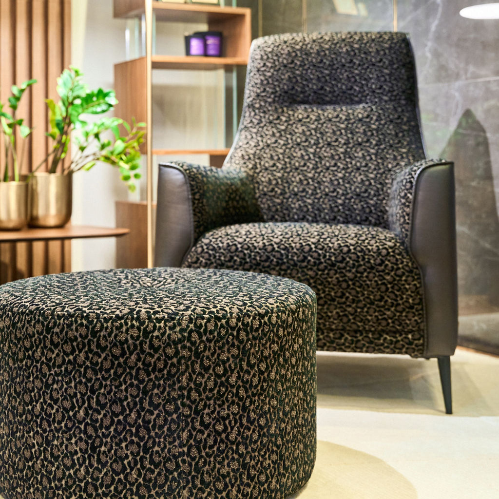 Kler Alto – designerski fotel wypoczynkowy z ozdobną lamówką