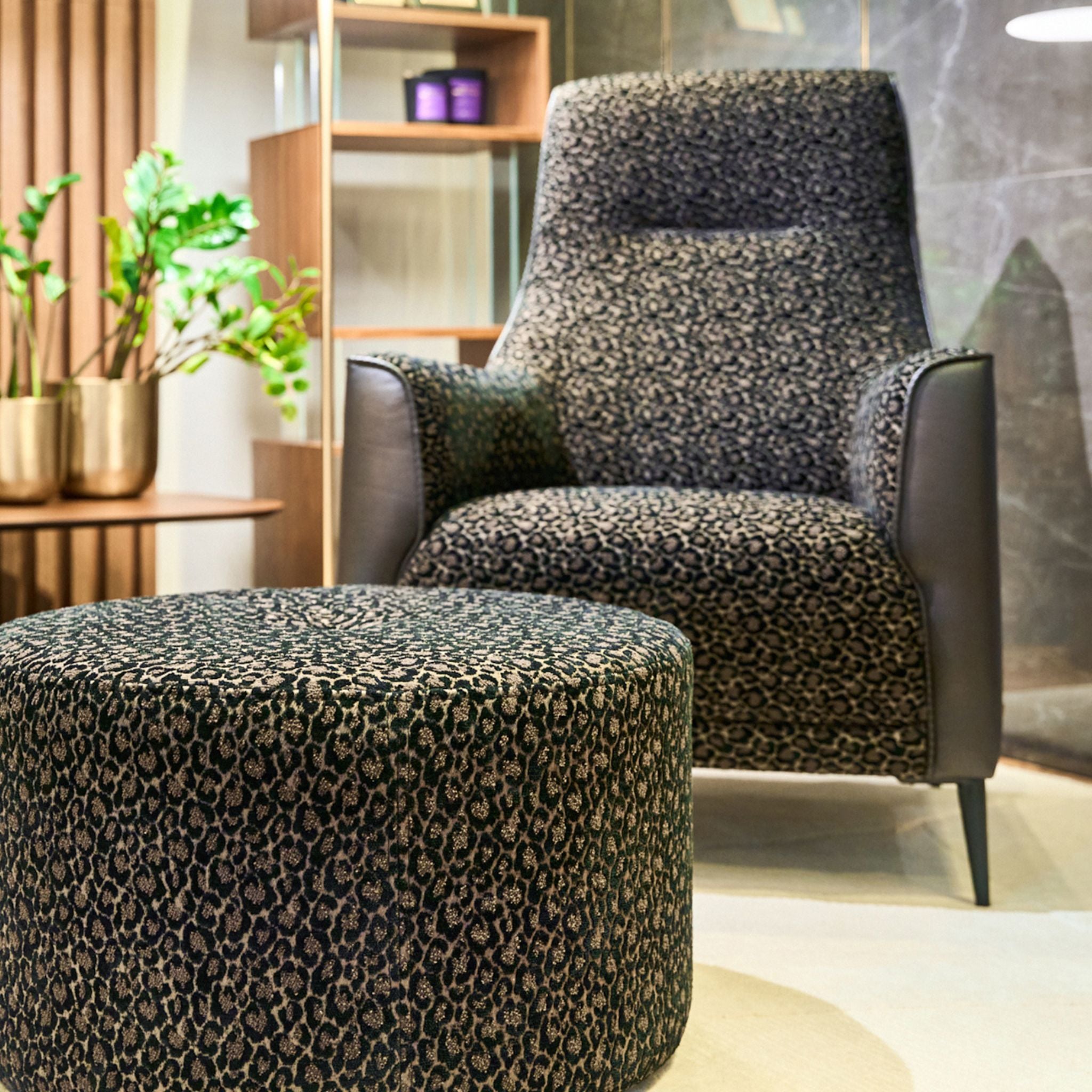 Kler Alto – designer lounge chair with decorative piping