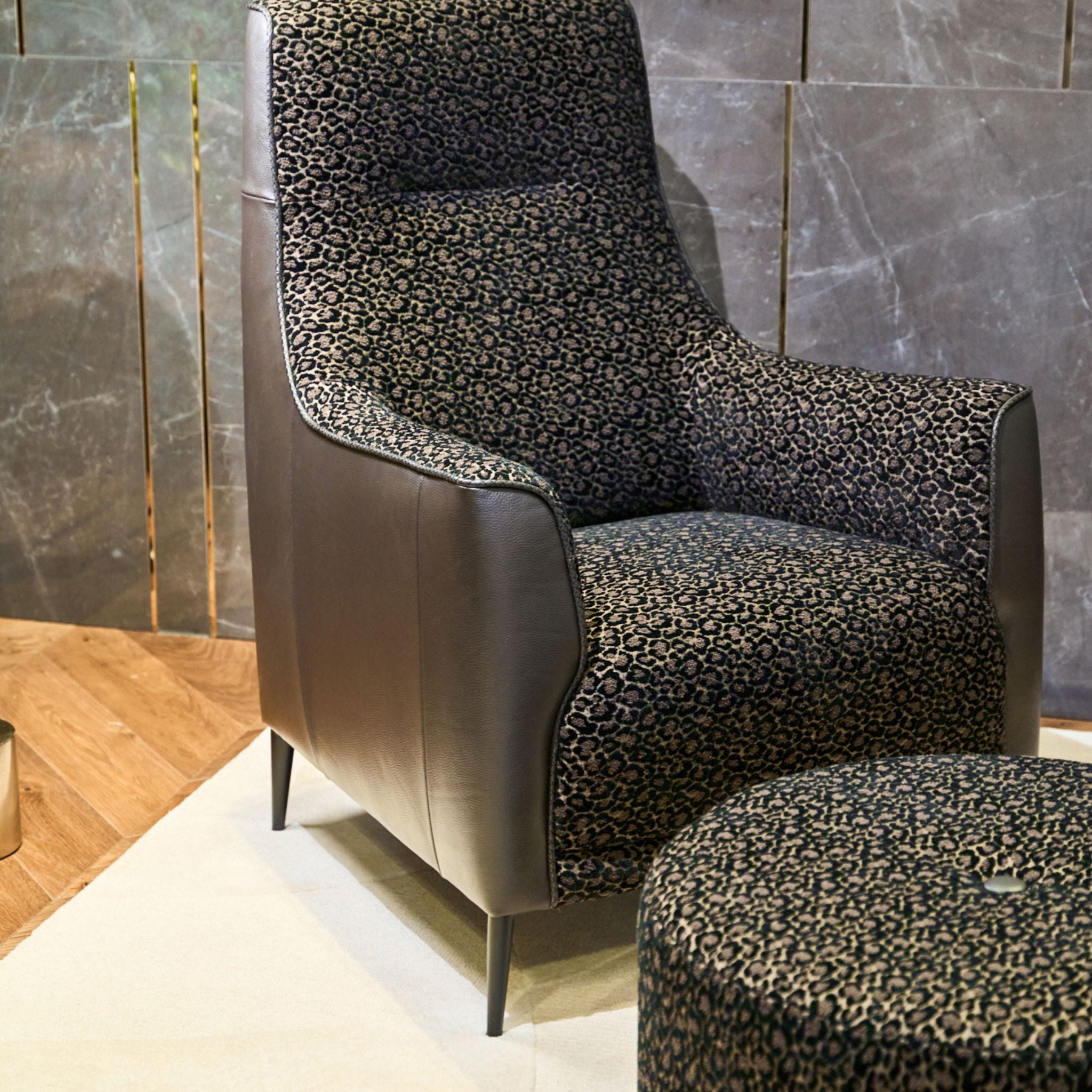 Kler Alto – designer lounge chair with decorative piping