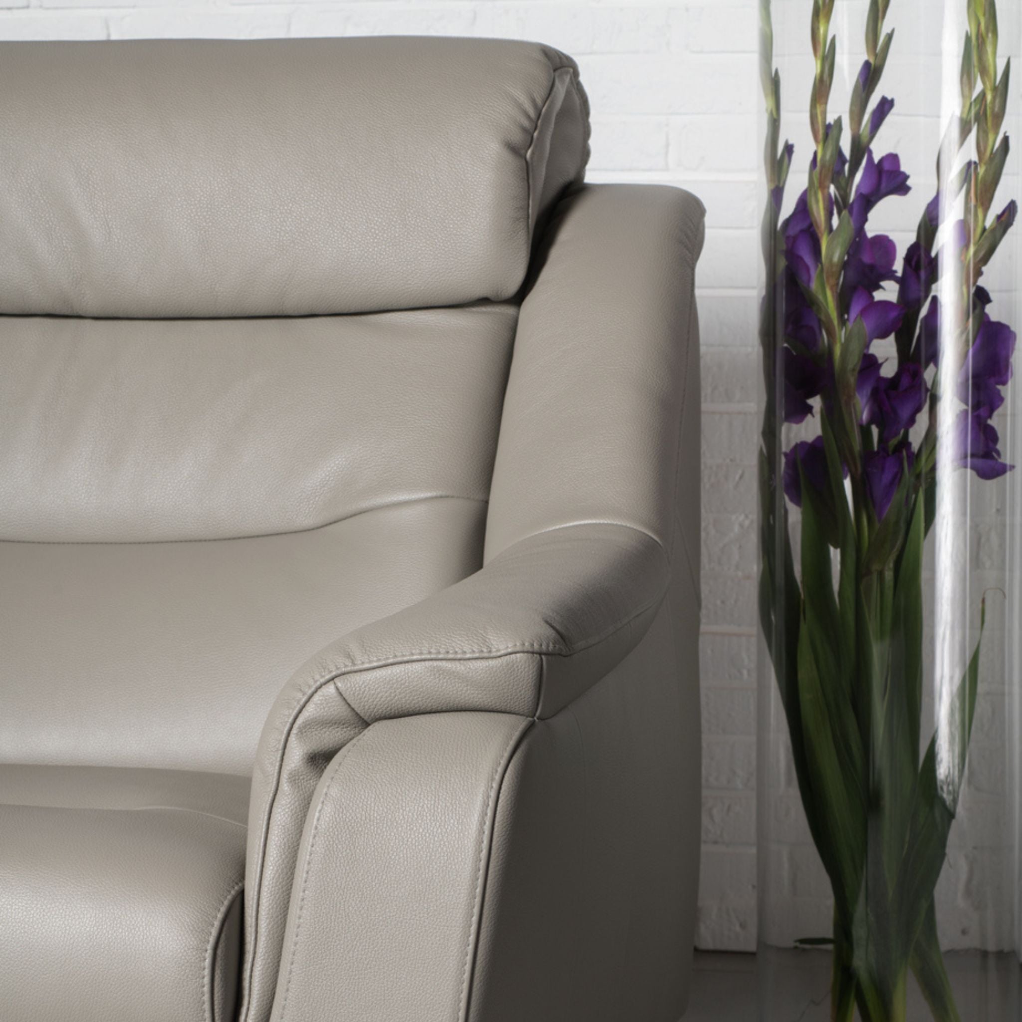 Gladiolus Vero Sofa – an elegant sofa bed for the living room