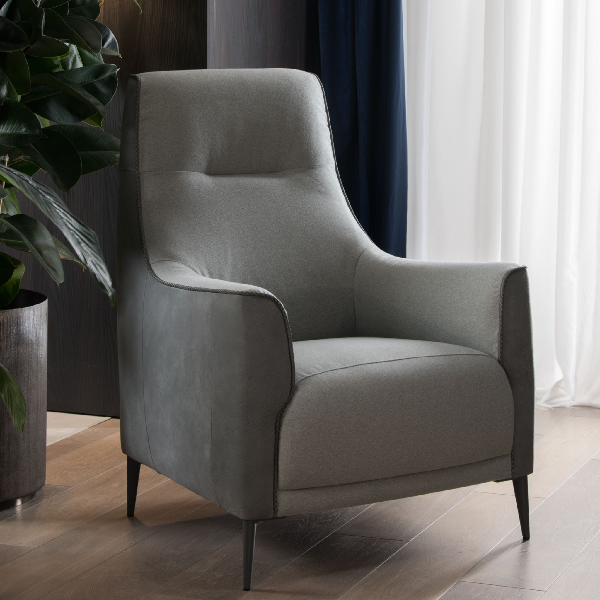 Kler Alto – designerski fotel wypoczynkowy z ozdobną lamówką