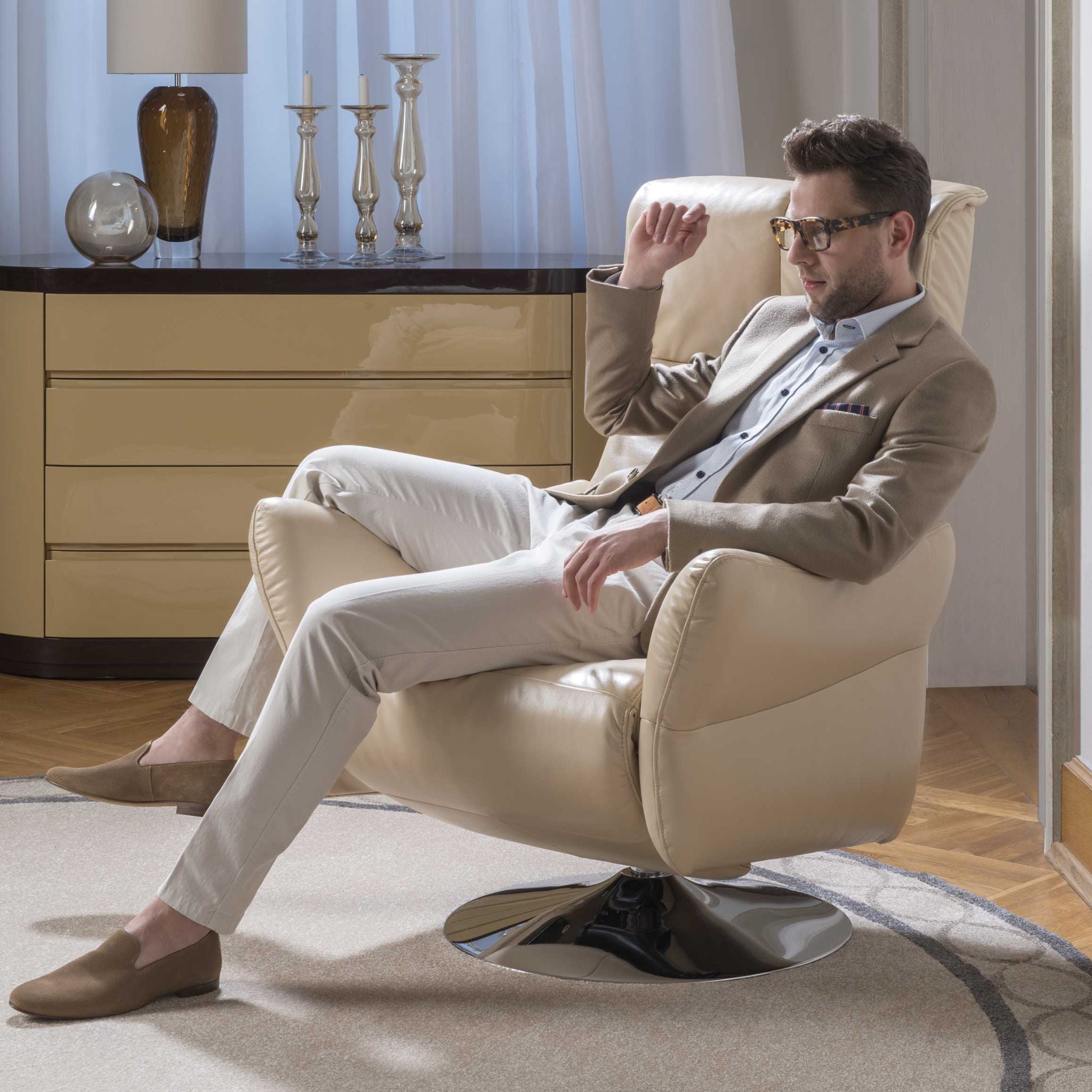 Kler Vivace – swivel armchair with recline function for a premium living room