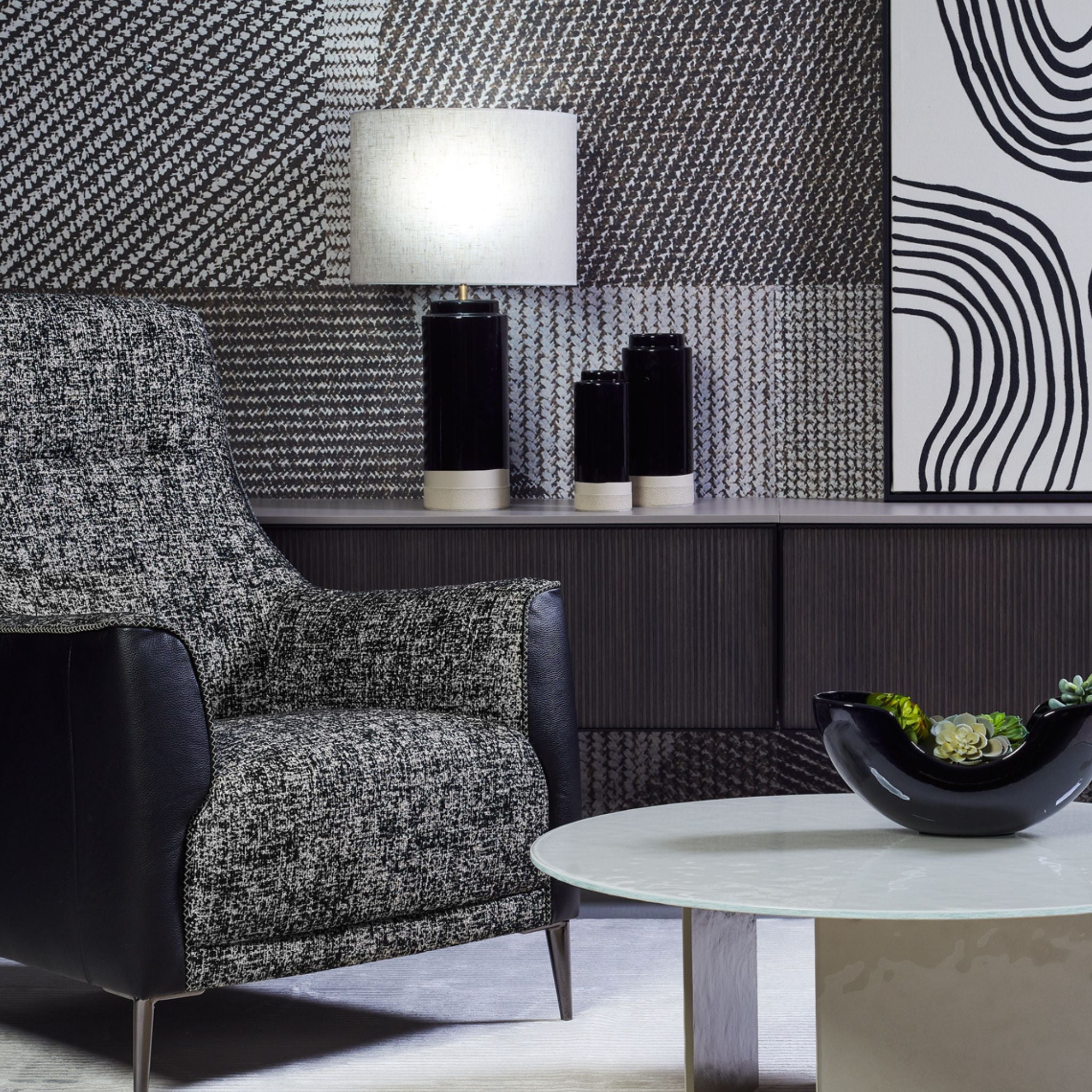 Kler Alto – designerski fotel wypoczynkowy z ozdobną lamówką