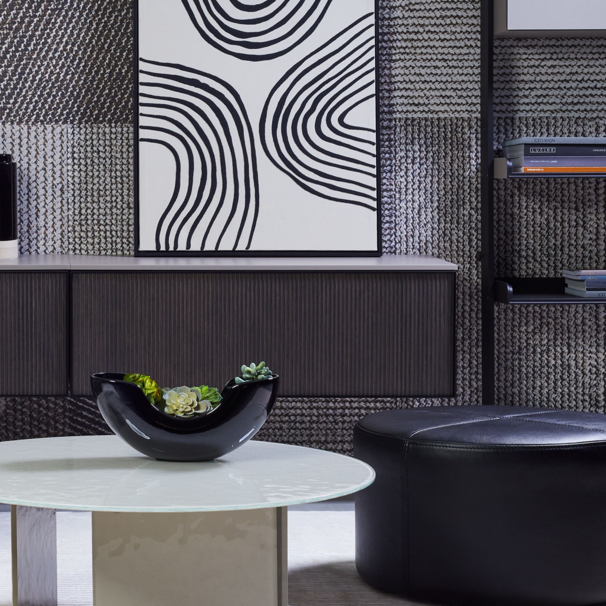 Kler Alto – designerski fotel wypoczynkowy z ozdobną lamówką